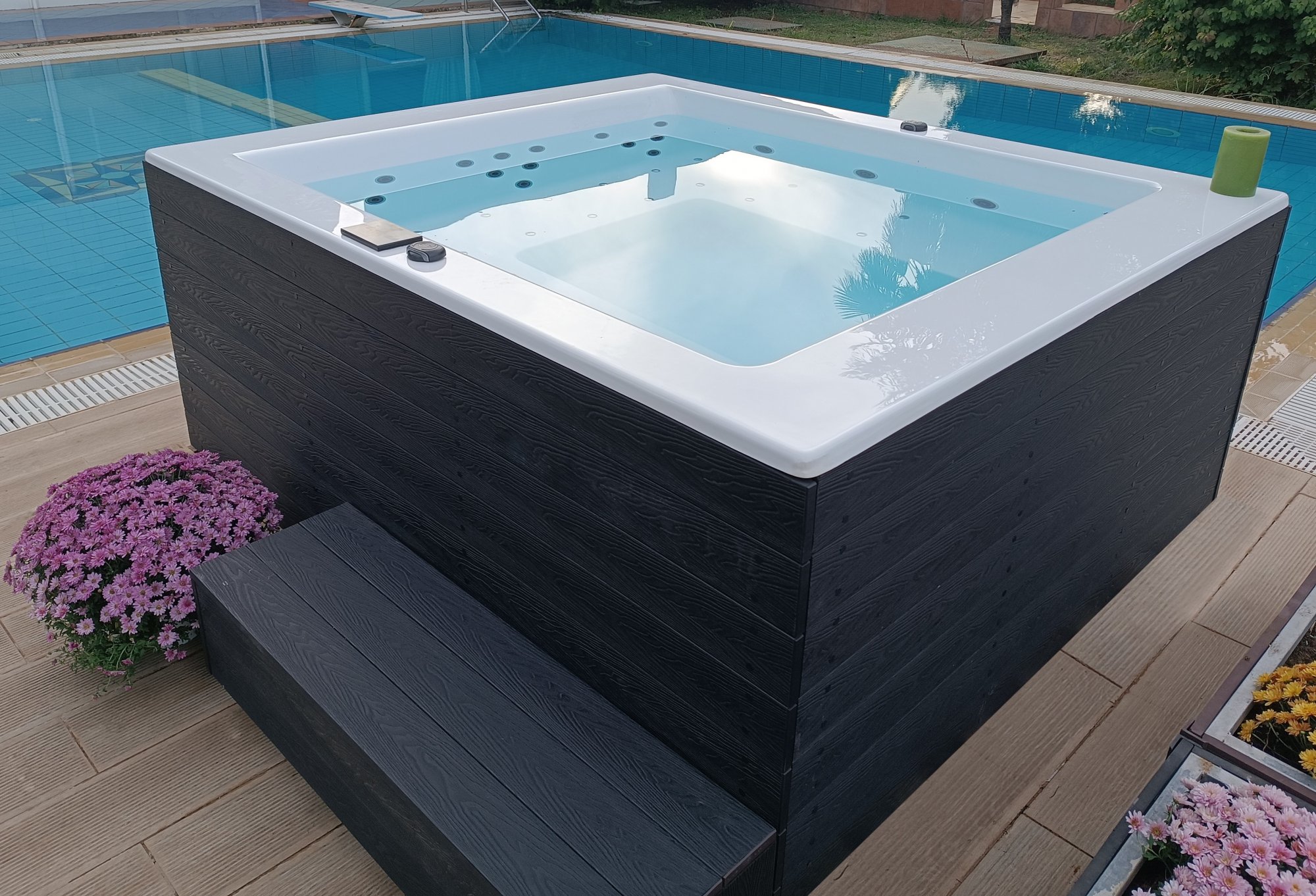 Acrylic linear bathtub Yvonni